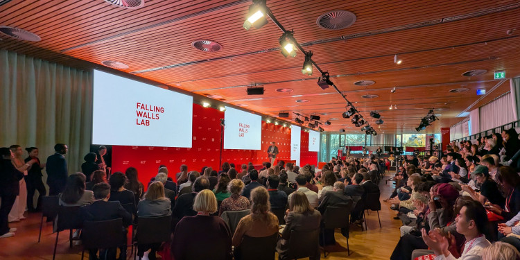 Die Sieger der Labs, 100 an der Zahl, versammelten sich jetzt im „Falling Walls Lab“ in Berlin.<address>© Uni MS - André Bednarz</address>