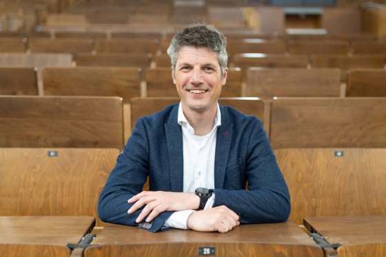 Portrait of Stefan Peters in a lecture hall<address>© University of Münster - Linus Peikenkamp</address>