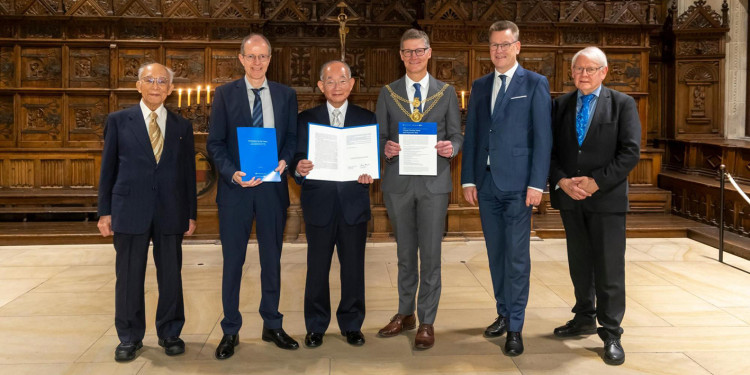 Prof. Dr. Michiji Konuma, Prof. Dr. Klaus Richter (Präsident der DPG), Prof. Dr. Seiji Miyashita (Präsident der JPS), Oberbürgermeister Tilman Fuchs, Rektor Prof. Dr. Johannes Wessels und Prof. Dr. Götz Neuneck im Friedenssaal im münsterschen Rathaus (von links)<address>© DPG - MünsterView</address>