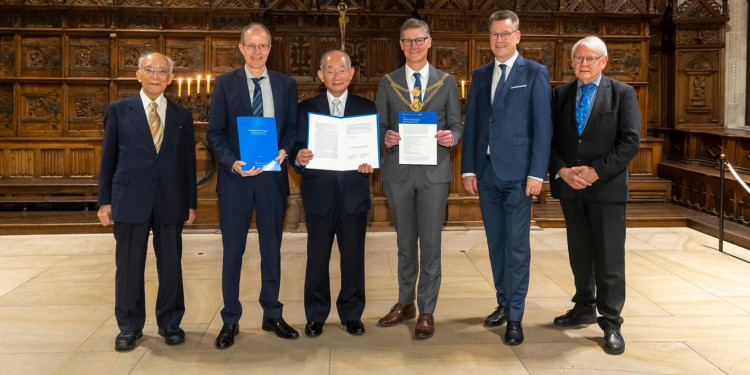 Prof Michiji Konuma, Prof Klaus Richter (President of the DPG), Prof Seiji Miyashita (President of the JPS), Mayor Tilman Fuchs, Rector Prof Johannes Wessels and Prof Götz Neuneck in the Peace Hall in Münster (from left)<address>© DPG - MünsterView</address>