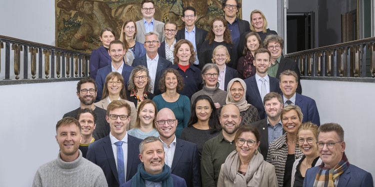 Auf dem Foto sind gut 30 Personen zu sehen - das Rektorat der Universität Münster und neu berufenen Professoren.<address>© Uni Münster - Fabian Winter</address>