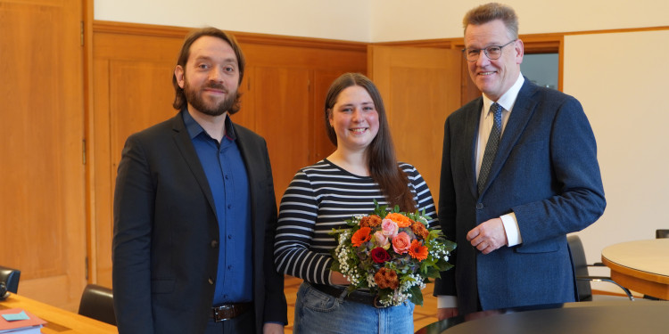 Zu sehen sind Alumni-Koordinator Tim Zemlicka, Monique-Katharina Pund und Rektor Prof. Dr. Johannes Wessels (v.l.).<address>© Uni MS - Brigitte Heeke</address>
