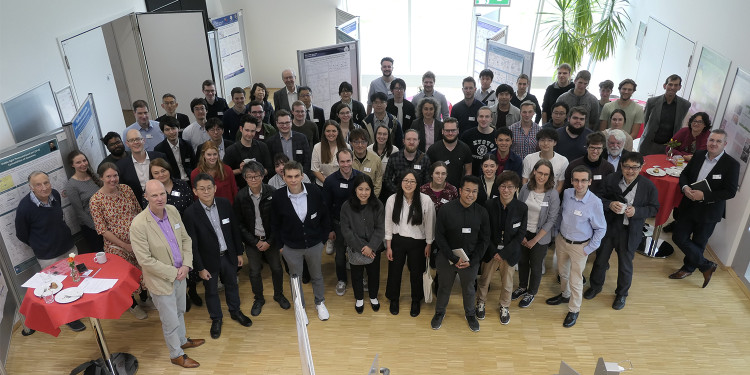 Zu sehen ist eine Gruppe von jungen Studierenden aus Münster und Japan.<address>© Uni MS – IGK „Funktionelle pi-Systeme“</address>