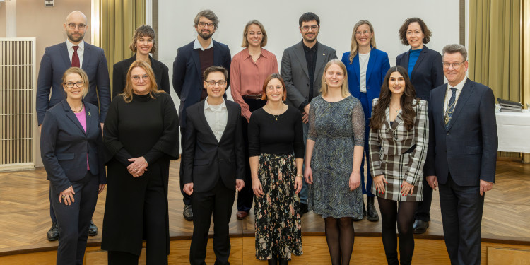 Zu sehen ist eine Gruppe von Wissenschaftlern, die die besten Doktorarbeiten im Jahr 2025 verfasst haben.<address>© Uni Münster - Heiner Witte</address>