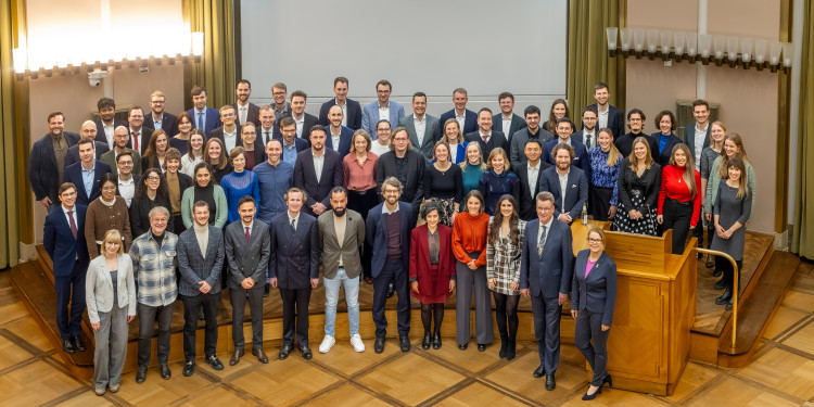 Zu sehen ist eine Gruppe von rund 125 Personen - das Rektorat hatte zu einem Empfang für die Autoren der besten Doktorarbeiten des Jahres 2025 eingeladen.<address>© Uni Münster - Heiner Witte</address>