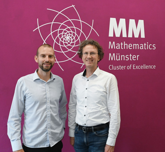 Ein erfolgreiches Jahr liegt hinter dem Mathematik-Cluster und seinen Sprechern Prof. Dr. Thomas Nikolaus (l.) und Prof. Dr. Mario Ohlberger.<address>© Uni MS - Victoria Liesche</address>