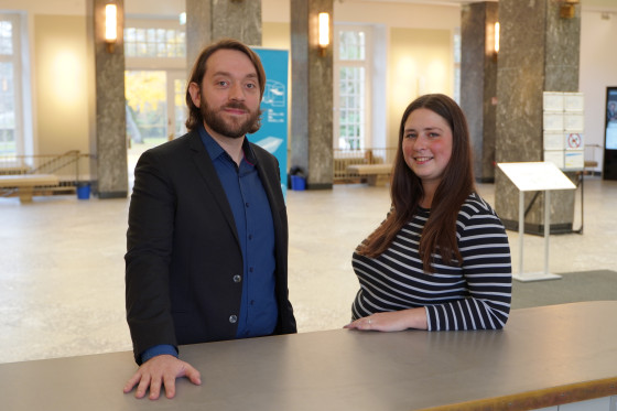 Tim Zemlicka, Projektkoordinator des Alumni-Clubs, begrüßte Alumna Nummer 30.000, Monique-Katharina Pund, im Schloss.<address>© Uni MS - Brigitte Heeke</address>