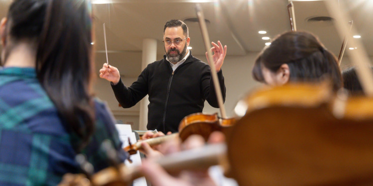 Mit seinem Taktstock und höchster Konzentration leitet Miloš Dopsaj eine Probe des Sinfonieorchesters der Musikhochschule.<address>© Uni MS - Heiner Witte</address>