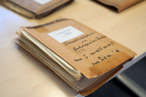 Das Bild zeigt eine alte Akte aus dem Universitätsarchiv zu den Unregelmäßigkeiten im Pathologischen Institut.<address>&copy; Uni MS - Julia Harth</address>