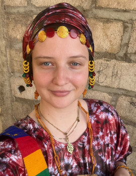 Emma Wendt – hier in der traditionellen westafrikanischen Kleidung des Volkes Peulh – ist Doktorandin am Institut für Ethnologie und schreibt ihre Dissertation über die sozialen Folgen der Umweltverschmutzung im Senegal.<address>© privat</address>