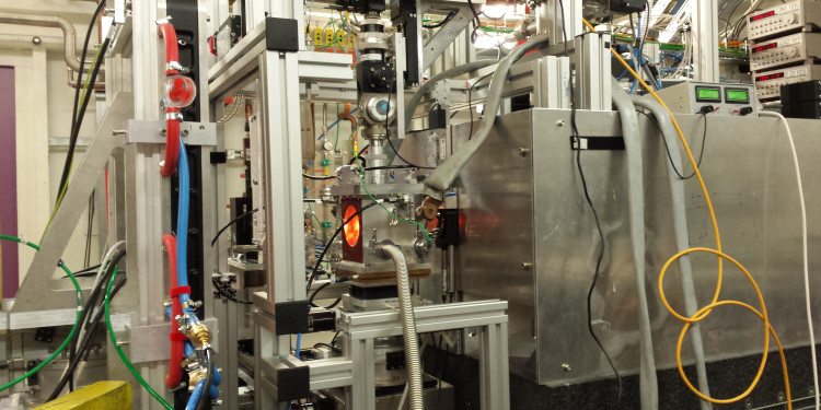 Das Foto zeigt eine Vakuumkammer mit einer sogenannten Hochtemperatur-Diamant-Ambosszelle.<address>© Carmen Sanchez-Valle</address>