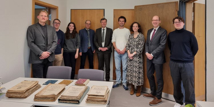 Eine Delegation der juristischen Fakultät nahm Archivalien entgegen, die das niederländische Königshaus der rechtshistorischen Bibliothek geschenkt hat.<address>© Uni MS - Brigitte Heeke</address>