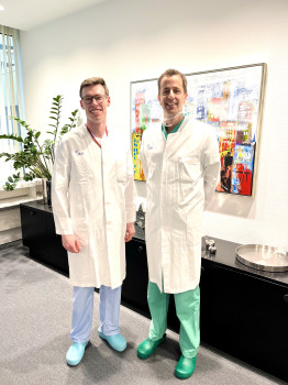 Two men in white medical coats stand side by side; on the left is Dr Thilo von Groote and on the right Prof Alexander Zarbock.<address>© privat</address>