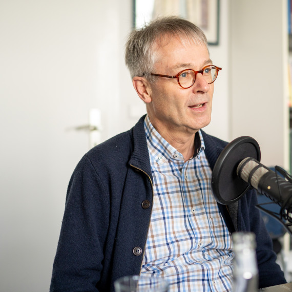 Das Foto zeigt den Theologen Professor Doktor Norbert Köster. Er spricht in ein Mikrofon.<address>© Uni MS - Linus Peikenkamp</address>