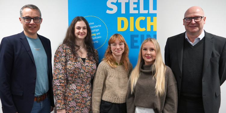 Kanzler Matthias Schwarte (r.) und Ausbildungskoordinator Thomas Böckenholt gratulierten Sophie Riga, Anne Muriel Degen und Marleen Övermann (v. l.) zu ihrem Ausbildungsabschluss mit Bestnote.<address>&copy; Uni MS - Kathrin Nolte</address>