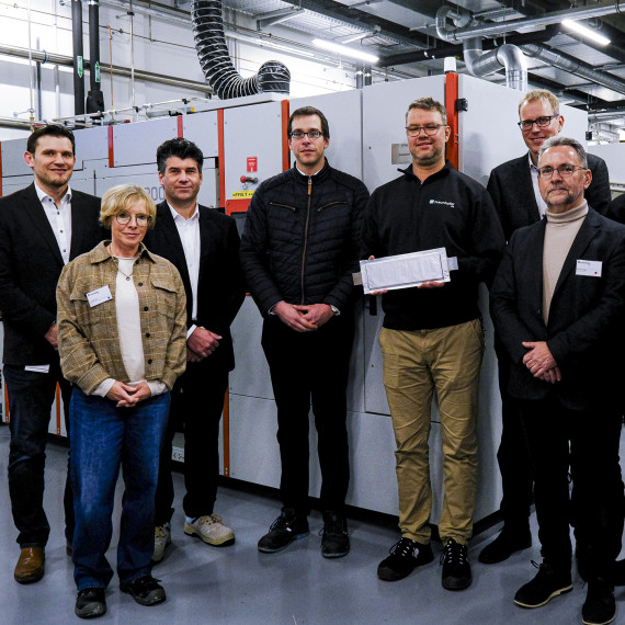 Hier präsentieren Vertreterinnen und Vertreter der fördergebenden Ministerien und zuständige Mitarbeitende der Fraunhofer FFB die erste funktionsfähige Lithium-Ionen-Zelle, die in der »FFB PreFab« auf durchgängig europäischer Anlagentechnik gefertigt wurde. V.l.n.r.: Simon Lux (FFB), Susanne Foltis (MWIKE), Steffen Krätzig (MKW), Peter Zimmer (BMFTR), Martin Gouverneur (FFB), Jan Henning Behrens (BMFTR), Jens Tübke (FFB), Stefan Löher (FFB), Ingo Höllein (BMFTR)<address>&copy; Fraunhofer FFB</address>