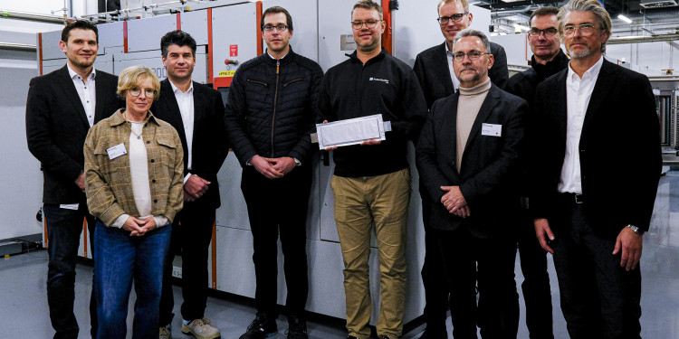 Hier präsentieren Vertreterinnen und Vertreter der fördergebenden Ministerien und zuständige Mitarbeitende der Fraunhofer FFB die erste funktionsfähige Lithium-Ionen-Zelle, die in der »FFB PreFab« auf durchgängig europäischer Anlagentechnik gefertigt wurde. V.l.n.r.: Simon Lux (FFB), Susanne Foltis (MWIKE), Steffen Krätzig (MKW), Peter Zimmer (BMFTR), Martin Gouverneur (FFB), Jan Henning Behrens (BMFTR), Jens Tübke (FFB), Stefan Löher (FFB), Ingo Höllein (BMFTR)<address>© Fraunhofer FFB</address>