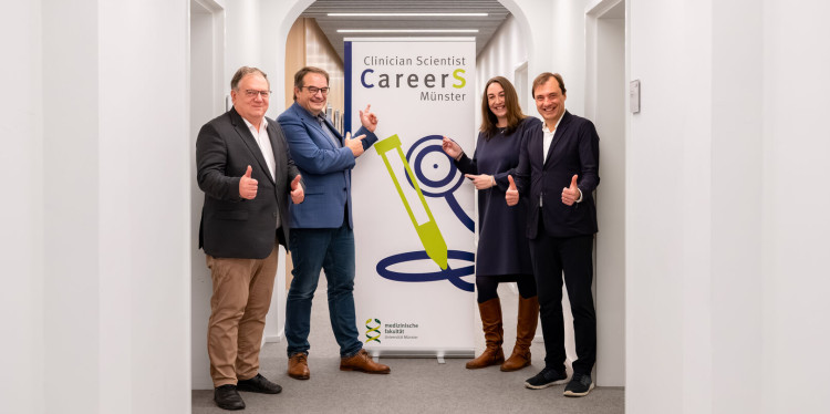 Delighted by the success of the Clinician Scientist programme in Münster: Spokesperson Professor Michael Schäfers and Coordinator Dr Silke Jamitzky (centre), Dean Professor Frank Ulrich Müller (left) and Medical Director Professor Alex W. Friedrich (right).<address>© Uni MS - M. Ibrahim</address>
