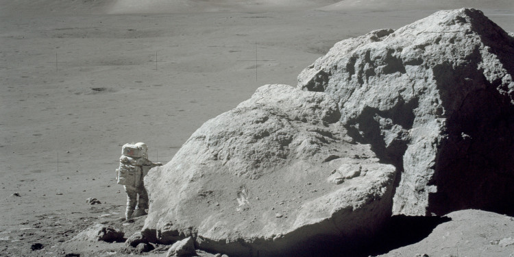 Vor 53 Jahren betrat mit Apollo 17 zuletzt ein Mensch den Mond – hier steht Astronaut und Geologe Harrison H. Schmitt am 13. Dezember 1972 neben einem großen gespaltenen Felsen. Forschern der Universität Münster ist es nun gelungen, mithilfe von Satellitenbildern und KI rund 94 Millionen Felsblöcke auf der Mondoberfläche zu kartieren.<address>© NASA - Eugene A. Cernan</address>