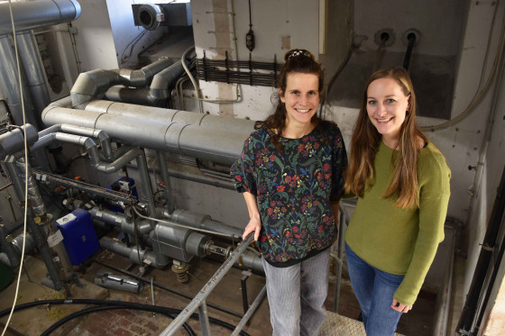 Dr. Leandra Praetzel (left) and Julia Strietholt in the University’s boiler room<address>© Uni MS - Julia Harth</address>