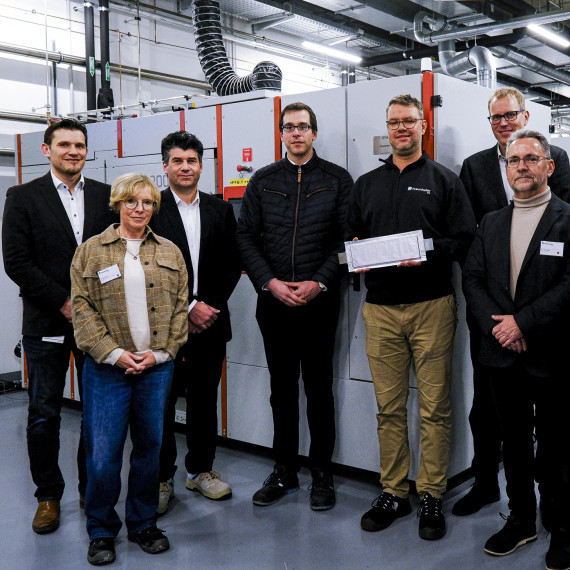 From left: Simon Lux (FFB), Susanne Foltis (MWIKE), Steffen Krätzig (MKW), Peter Zimmer (BMFTR), Martin Gouverneur (FFB), Jan Henning Behrens (BMFTR), Jens Tübke (FFB), Stefan Löher (FFB), Ingo Höllein (BMFTR)<address>&copy; Fraunhofer FFB</address>