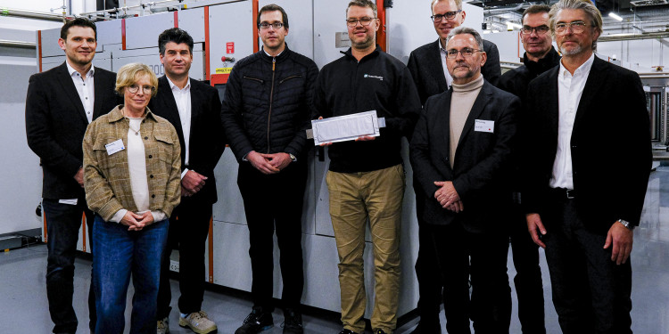 From left: Simon Lux (FFB), Susanne Foltis (MWIKE), Steffen Krätzig (MKW), Peter Zimmer (BMFTR), Martin Gouverneur (FFB), Jan Henning Behrens (BMFTR), Jens Tübke (FFB), Stefan Löher (FFB), Ingo Höllein (BMFTR)<address>&copy; Fraunhofer FFB</address>