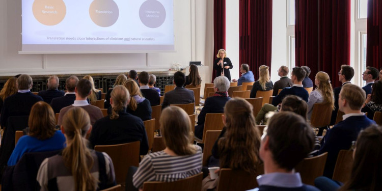 Programme spokesperson Prof. Petra Dersch at the Medical & Clinician Scientist Forum Münster 2025. At this annual event, young researchers from the fields of natural sciences and medicine exchange scientific ideas and receive inspiration for their career development.<address>© Uni MS - Erk Wibberg</address>