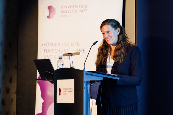 Anna-Maria Balbach am Rednerpult bei der Preisverleihung<address>© Uni MS - Peter Leßmann</address>