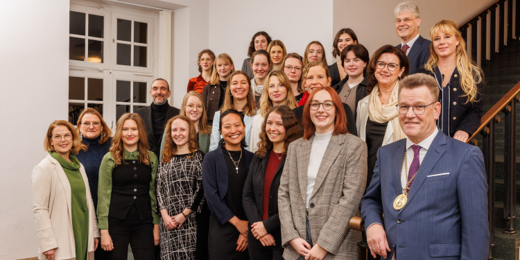 Zu sehen ist eine große Gruppe von Vertretern des Rektorats und der Preisträger der Rektoratspreise 2025.<address>&copy; Uni Münster - Peter Leßmann</address>