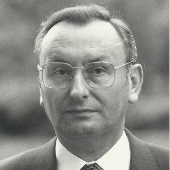 Zu sehen ist ein Schwarz-Weiß-Porträt von Prof. Dr. Wilfried Schlüter aus seiner Zeit als Rektor der Universität.<address>&copy; LWL-Medienzentrum für Westfalen, Bildarchiv, Nachlass Christoph Preker</address>