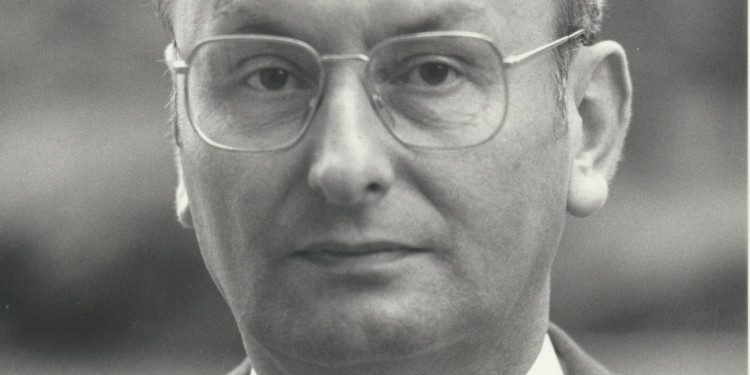 Zu sehen ist ein Schwarz-Weiß-Porträt von Prof. Dr. Wilfried Schlüter aus seiner Zeit als Rektor der Universität.<address>&copy; LWL-Medienzentrum für Westfalen, Bildarchiv, Nachlass Christoph Preker</address>