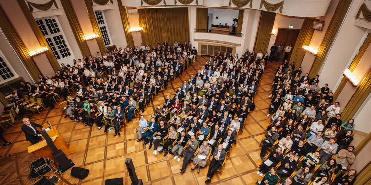 In der Aula des Schlosses sitzen rund 300 Personen - das Rektorat der Universität dankte den Förderern und gratulierte den Stipendiaten.<address>&copy; Uni Münster - Thomas Mohn</address>
