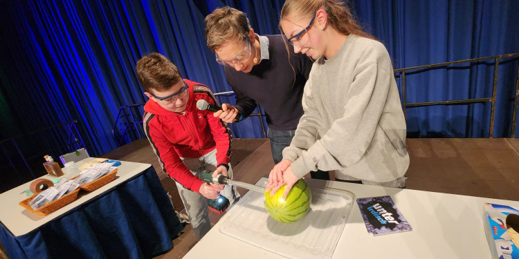 Bei der Geo-Show „Unterirdisch“ können alle Interessierten Mitmach-Experimente und spannende Vorträge erleben.<address>&copy; iserundschmidt</address>