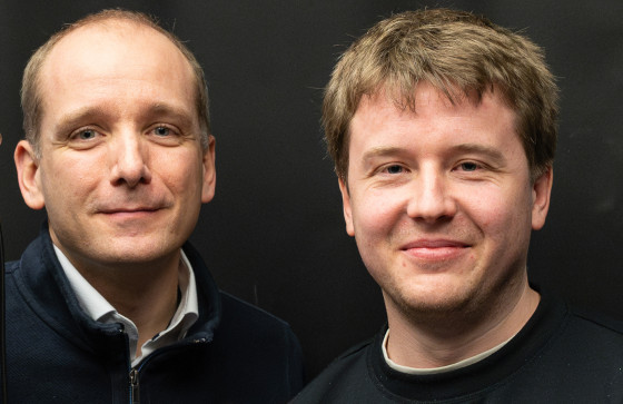 Doppel-Porträt vor dunklem Hintergrund: Prof. Dr. Martin Salinga (links) und Doktorand Sebastian Walfort<address>&copy; Uni MS - Linus Peikenkamp</address>