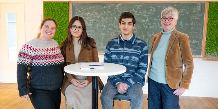 Natalia Sampedro Loro (2nd from left) and Anar Abdullayev will receive financial support for one year. Prof. Dr. Franziska Jahnke (left) and Prof. Dr. Angela Stevens nominated them for the scholarship.<address>&copy; Uni MS - Victoria Liesche</address>