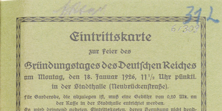 Zu sehen ist eine Einstrittskarte mit gelblichem Papier und alter Schrift, die zur Teilnahme an der Reichsgründungsfeier am 18. Januar 1926 berechtigt.<address>&copy; Universitätsarchiv, Bestand 4 Nr. 109</address>