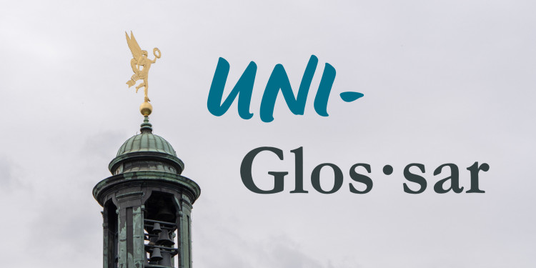 Das Bild zeigt die Spitze des Schlossturmes mit der goldenen Nike-Figur vor bewölktem Himmel. In den Himmel ist der Schriftzug Uni-Glossar montiert.<address>&copy; Uni MS - Linus Peikenkamp</address>