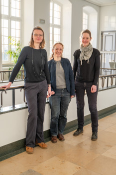 Maren Thölking, Daniela Bornträger und Maria Kock (v. l.) engagieren sich im "SUN - Office Network" für Sekretariatsbeschäftigte.<address>&copy; Uni MS - Linus Peikenkamp</address>