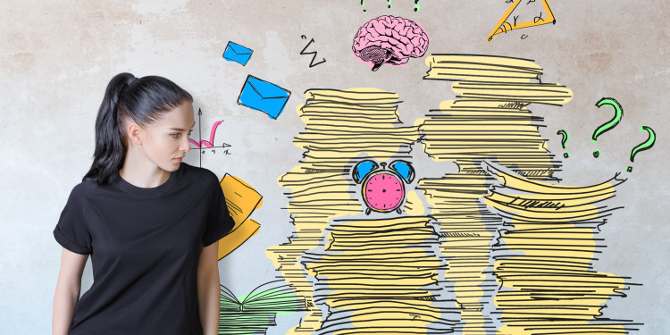 The illustration shows a pile of paper, an alarm clock, question marks, a stylised brain and a woman looking at the symbolic mountain of work.<address>&copy; stock.adobe.com - peshkova</address>