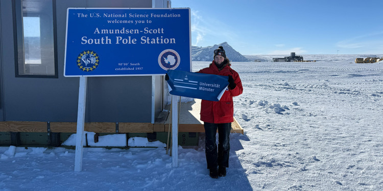 Doktorandin Berit Schlüter vor der Amundsen-Scott-Südpolstation.<address>&copy; Berit Schlüter, IceCube/NSF</address>