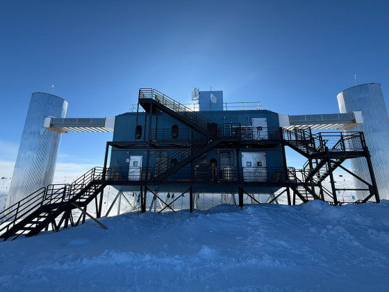 The „IceCube Laboratory“<address>&copy; Berit Schlüter, IceCube/NSF</address>