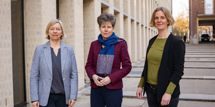 Regina Elsner, Ricarda Vulpius and Christina Clasmeier are standing in front of the Philosophikum.<address>&copy; Uni MS - Linus Peikenkamp</address>