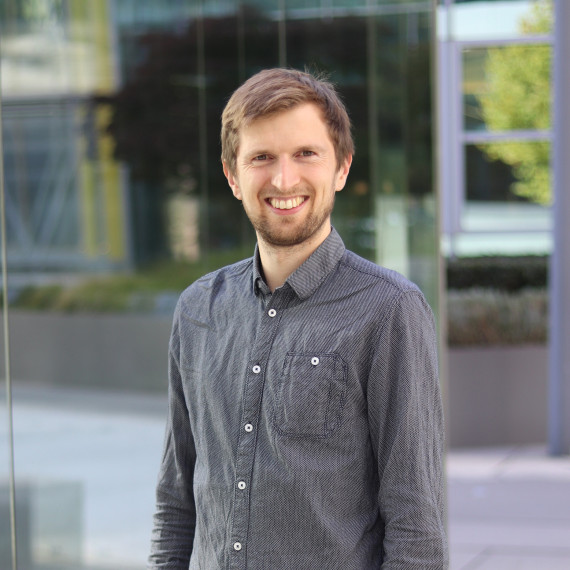 Dr. Thomas Seidel im Porträt (Brustporträt; aufgenommen draußen vor einem Gebäude, das unscharf im Hintergrund ist)<address>&copy; privat</address>