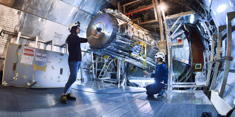 Dieses Archivbild zeigt die inneren Detektoren von „ALICE“ am LHC während der Erneuerung von Komponenten im Jahr 2019.<address>&copy; Julien Ordan – 2019-2026 CERN</address>