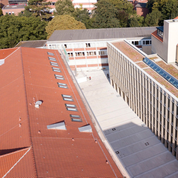 Zu sehen ist eine Luftaufnahme des Philosophikums, in dem sich die Studiobühne der Universität befindet.<address>&copy; Uni MS - Jan Lehmann</address>