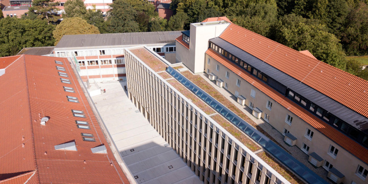 Zu sehen ist eine Luftaufnahme des Philosophikums, in dem sich die Studiobühne der Universität befindet.<address>&copy; Uni MS - Jan Lehmann</address>