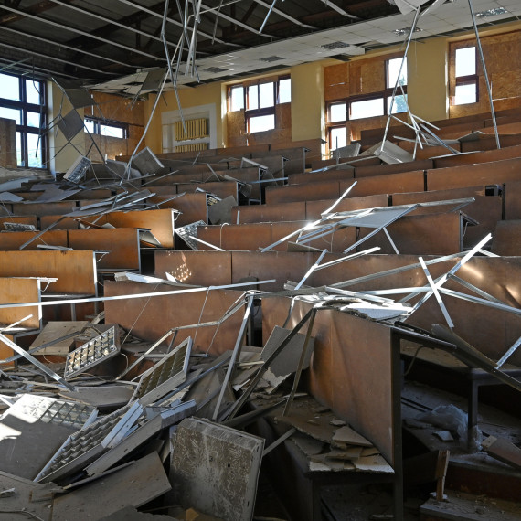 So wie viele ukrainische Universitäten zerstört oder beschädigt wurden (hier ein Hörsaal der Nationalen Universität Charkiw), so hat die Wissenschaft
durch den Krieg als Ganzes Schaden genommen – in der Ukraine, Russland und darüber hinaus.<address>&copy; picture alliance / Anadolu | Stringer</address>