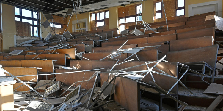 So wie viele ukrainische Universitäten zerstört oder beschädigt wurden (hier ein Hörsaal der Nationalen Universität Charkiw), so hat die Wissenschaft
durch den Krieg als Ganzes Schaden genommen – in der Ukraine, Russland und darüber hinaus.<address>&copy; picture alliance / Anadolu | Stringer</address>
