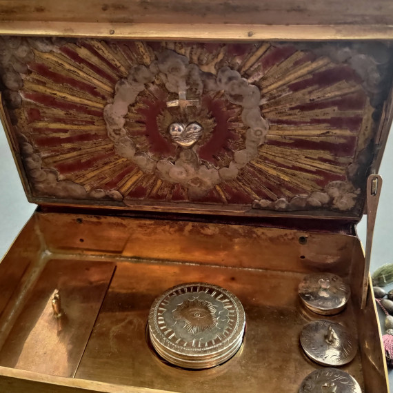 Das Foto zeigt das aufgeklappte Behältnis, sodass zwei kleine Deckel und ein größerer Deckel zu sehen sind.<address>&copy; Bibelmuseum Münster</address>