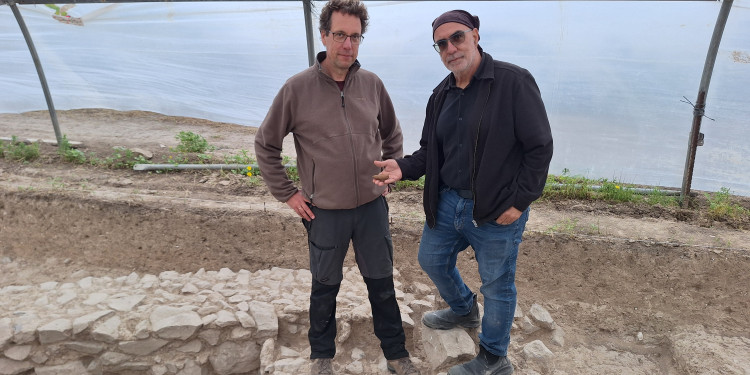 At the suggestion of Achim Lichtenberger (l.), Israeli archaeologist Oren Tal receives the research prize from the Alexander von Humboldt Foundation.<address>&copy; Institute of Classical Archaeology and Christian Archaeology</address>